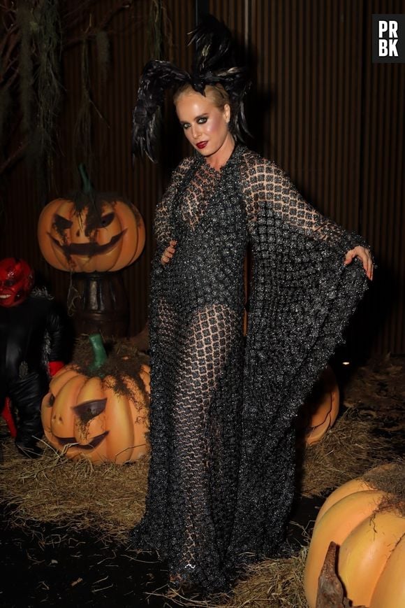 Angélica apostou no preto para fantasia no Halloween da Anitta