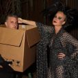 Simplesmente Luciano Huck fantasiado de caixa no Halloween da Anitta
