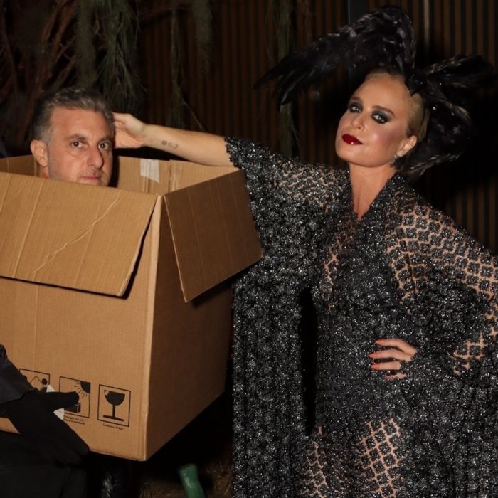 Simplesmente Luciano Huck fantasiado de caixa no Halloween da Anitta