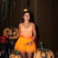 Mãe de Anitta fantasiada de abóbora na festa de Halloween da filha