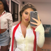 Bruna Griphao usou camisa branca e gravata vermelha, bem RBD