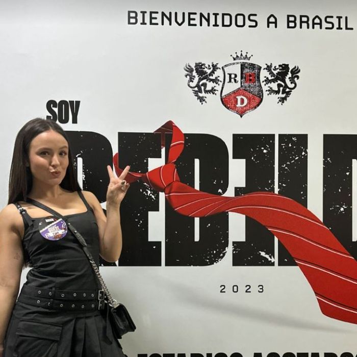 Larissa Manoela all black para curtir o show do RBD