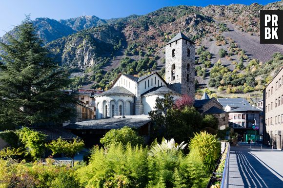 Dezenas de carros podem ser vistos na fronteira de Andorra