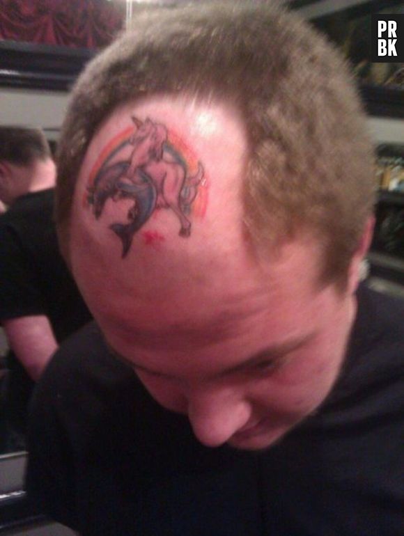 Seria muito fofo se eles não estivesse fornicando nessa tatuagem!