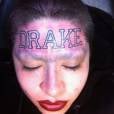  Drake deve ser o marido, o filho ou ela &eacute; muito f&atilde; do cantor mesmo, pra fazer essa tatuagem 