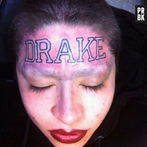 Drake deve ser o marido, o filho ou ela é muito fã do cantor mesmo, pra fazer essa tatuagem