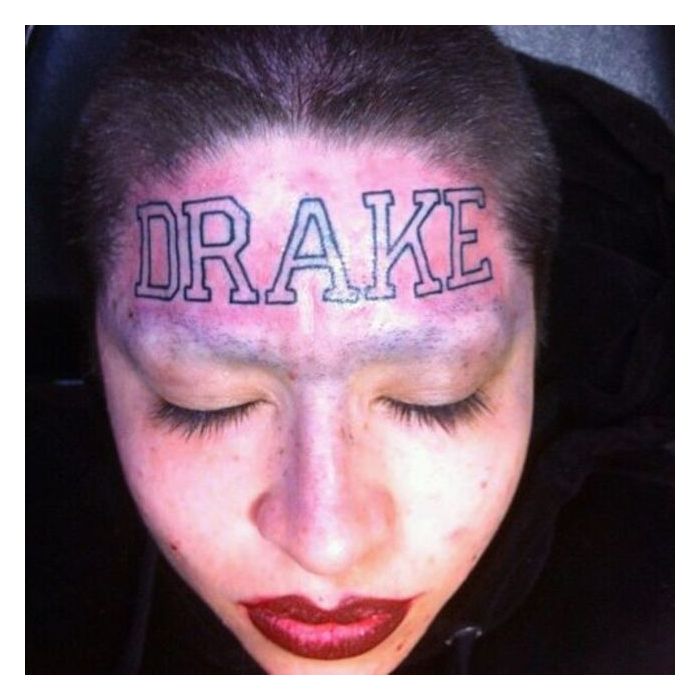  Drake deve ser o marido, o filho ou ela &amp;eacute; muito f&amp;atilde; do cantor mesmo, pra fazer essa tatuagem 