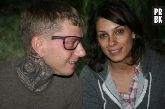 Bem prático andar com um óculos tatuado no rosto