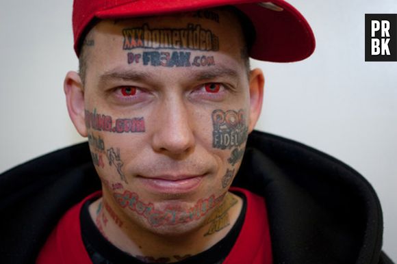 Já pensou tatuar o endereço de alguns sites na testa?!