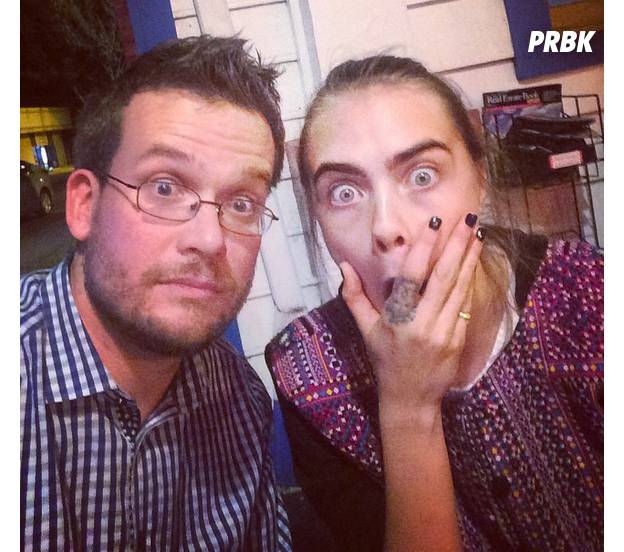 John Green posta foto ao lado de Cara Delevingne em bastidores de "Cidades de Papel"