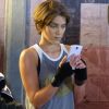 Karina (Isabella Santoni) assiste chocada ao clipe de Pedro (Rafael Vitti) em "Malhação"