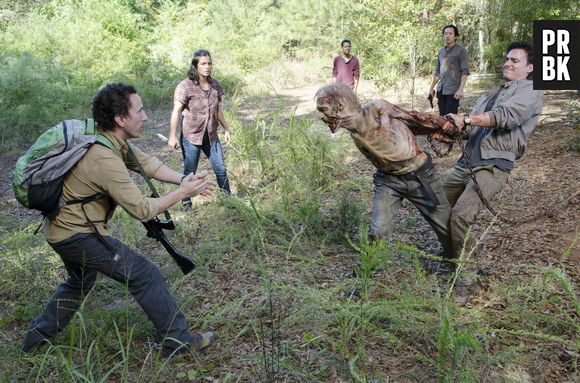 Em "The Walking Dead", Glenn (Steven Yeun) e Noah (Tyler James Williams) tiveram um desentendimento com Aiden (Daniel Bonjour) no primeiro dia