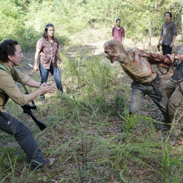 Em &quot;The Walking Dead&quot;, Glenn (Steven Yeun) e Noah (Tyler James Williams) tiveram um desentendimento com Aiden (Daniel Bonjour) no primeiro dia