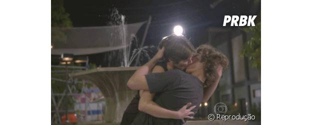Beijos de Perina em "Malhação" mostram Isabella Santoni e Rafael Vitti arrasando como Pedro e Karina