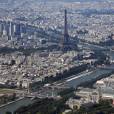  Todos os caminhos da cidade de Paris (Fran&ccedil;a) chegam no seu maior ponto tur&iacute;stico, a Torre Eiffel 