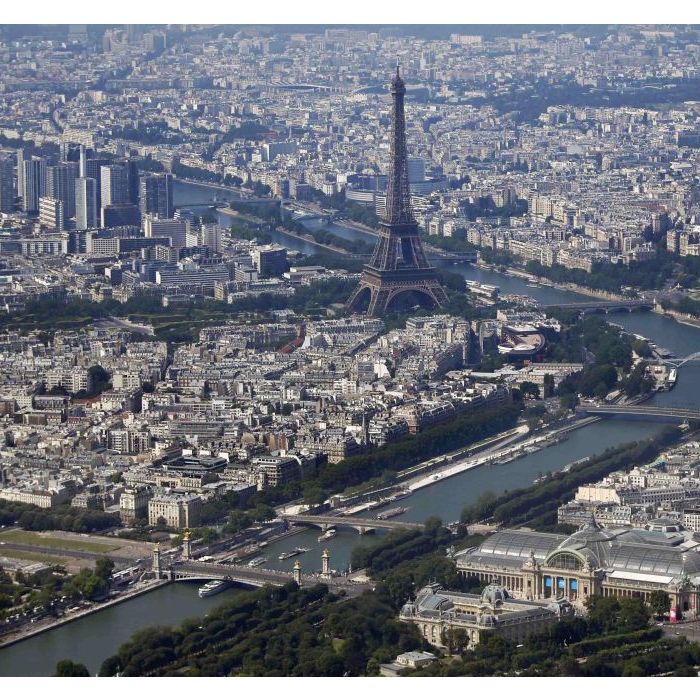  Todos os caminhos da cidade de Paris (Fran&amp;ccedil;a) chegam no seu maior ponto tur&amp;iacute;stico, a Torre Eiffel 