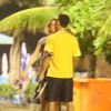 O primeiro beijo de Sophia Abrahão com Sérgio Malheiros na rua fez todo mundo surtar, mas o casal fingiu que não aconteceu nada