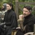 Baelish (Aidan Gillen) está fazendo de tudo para defender Sansa (Sophie Turner) em "Game of Thrones"