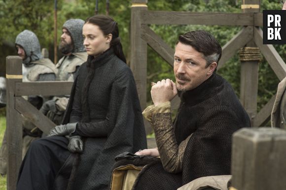 Baelish (Aidan Gillen) está fazendo de tudo para defender Sansa (Sophie Turner) em "Game of Thrones"
