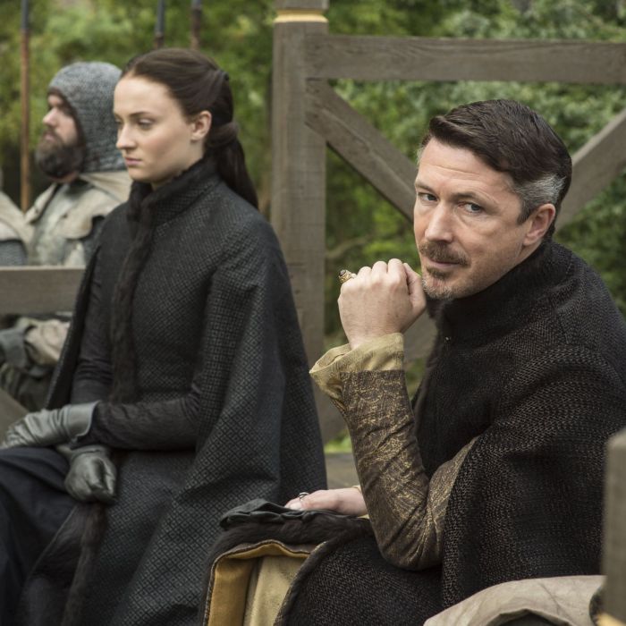 Baelish (Aidan Gillen) está fazendo de tudo para defender Sansa (Sophie Turner) em &quot;Game of Thrones&quot;