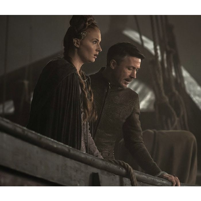 Em &quot;Game of Thrones&quot;, Baelish (Aidan Gillen) está toda hora tentando salvar Sansa (Sophie Turner)