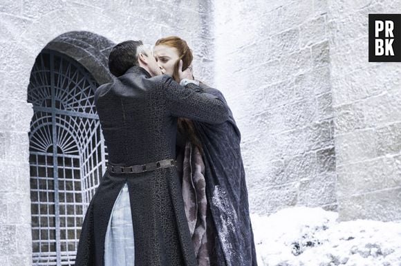 Na 4ª temporada de "Game of Thrones", Baelish (Aidan Gillen) beijou Sansa (Sophie Turner)