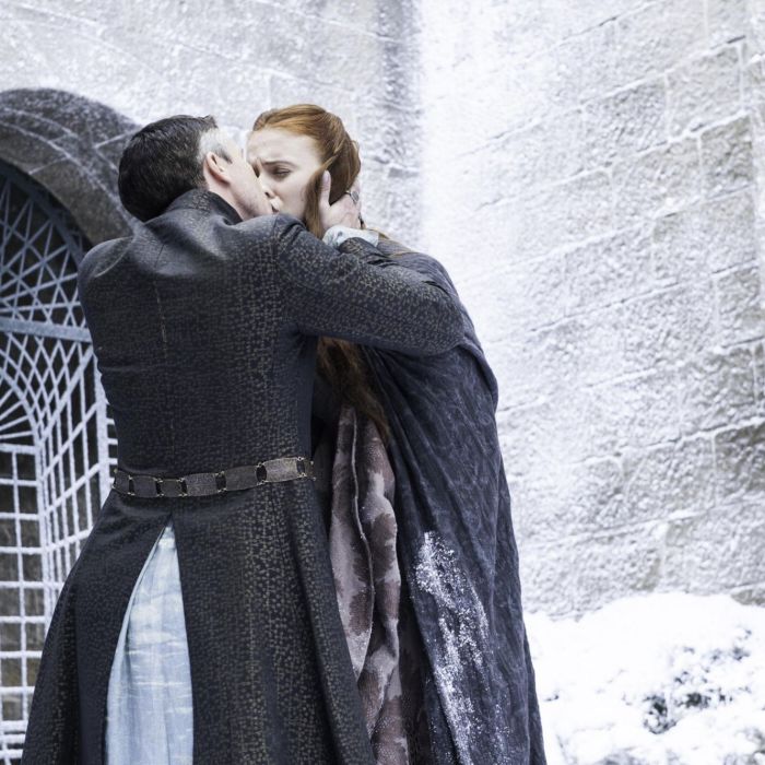 Na 4ª temporada de &quot;Game of Thrones&quot;, Baelish (Aidan Gillen) beijou Sansa (Sophie Turner)