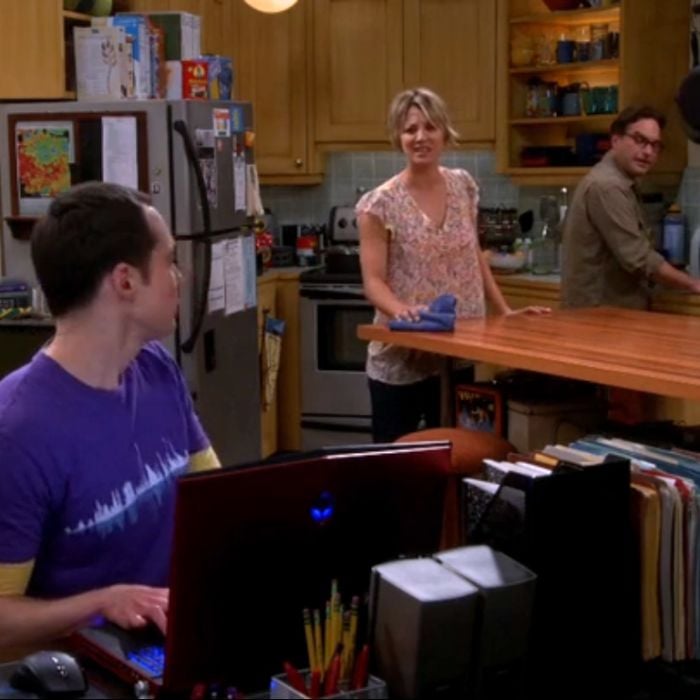 Em &quot;The Big Bang Theory&quot;, Sheldon (Jim Parsons) conversou com Leonard (Johnny Galecki) e Penny (Kaley Cuoco) sobre Amy (Mayim Bialik)