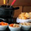 Fondue é uma boa pedida! Um molho de queijo com salsicha fica muit bom!