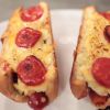 Juntaram as duas coisas mais gostosas do mundo: Pizza e hot dog e criaram o incrível Dogão pizza!