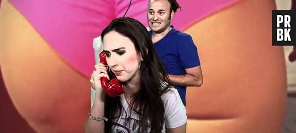 Tatá Werneck no seu antigo programa da MTV, "Trolalá", onde passava trote para várias pessoas e alguns famosos