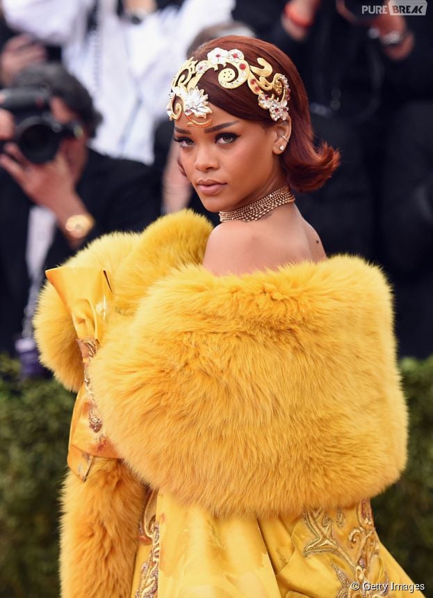 Rihanna estampa capa da Vogue com vestido pol&ecirc;mico do Met Gala