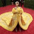  Mesmo virando meme, Rihanna virou capa da revista Vogue com vestido amarelo ousado 