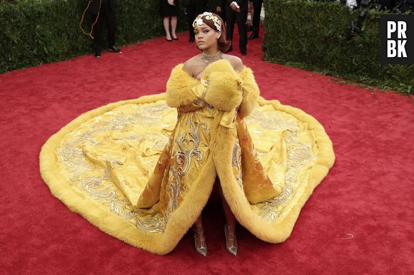 Mesmo virando meme, Rihanna virou capa da revista Vogue com vestido amarelo ousado