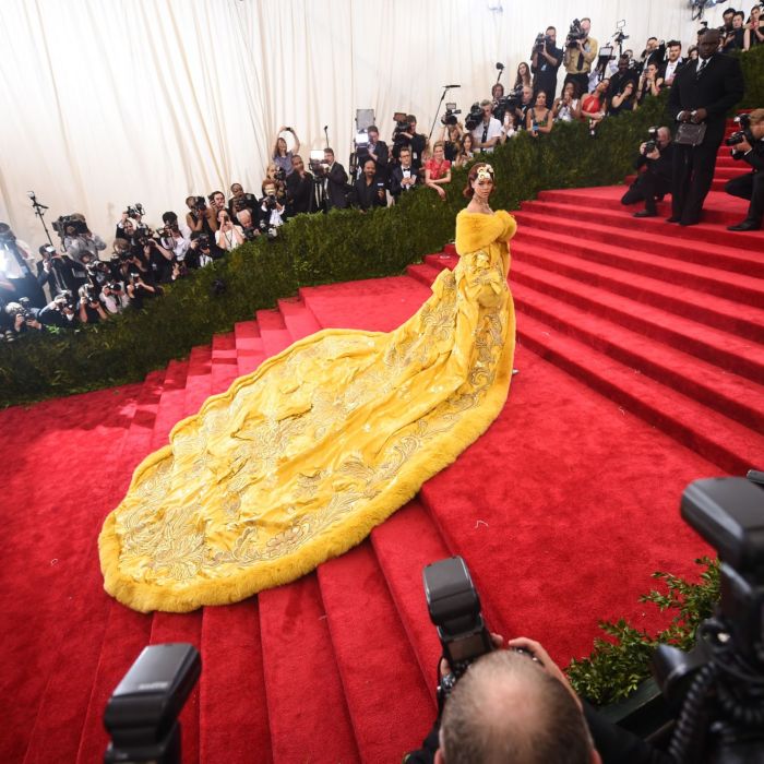  Rihanna virou piada nas redes sociais por vestido extravagante 