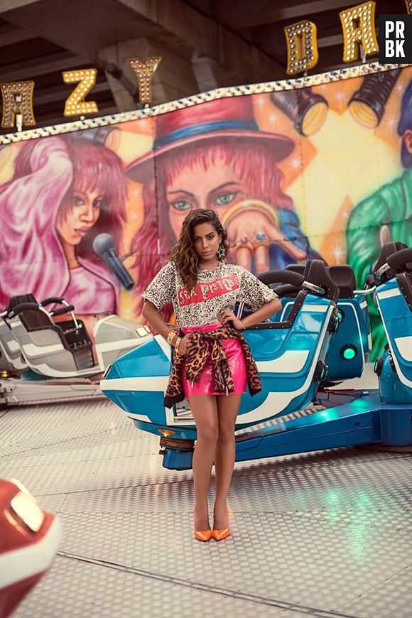 Anitta faz ensaio fotográfico supercolorido para site Glamurama