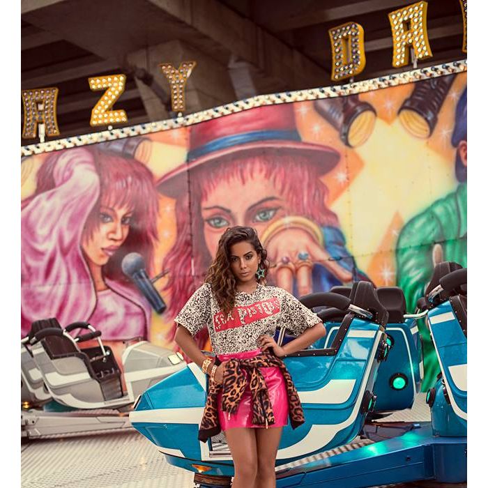  Anitta faz ensaio fotogr&amp;aacute;fico supercolorido para site Glamurama 