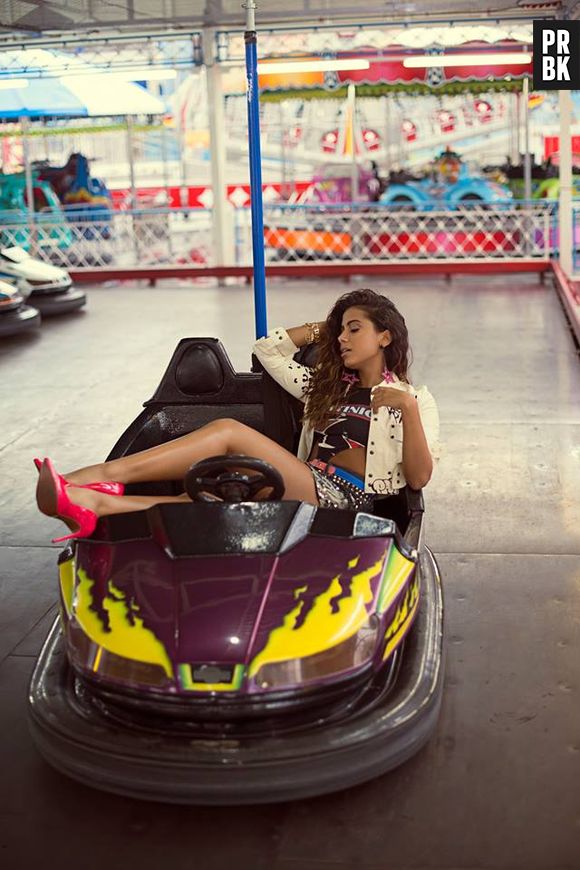 Anitta faz ensaio em parque de diversões para site