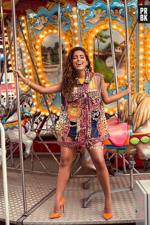 Anitta arranca elogios de fãs em fotos no parque de diversões
