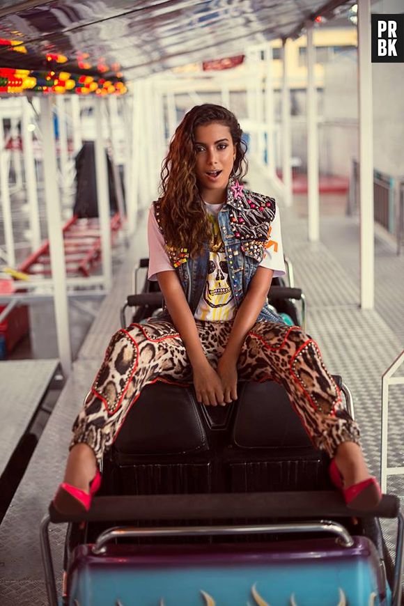 Anitta mostra fotos descontraídas em parque de diversões