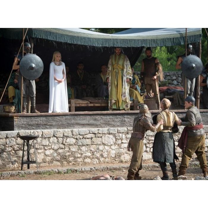  Jorah (Iain Glen) venceu uma batalha para mostrar &amp;agrave; Daenerys (Emilia Clarke) que ainda &amp;eacute; fiel &amp;agrave; ela! 