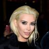 Durante a Semana de Moda de Paris, Kim Kardashian chocou todo mundo ao aparecer platinada!