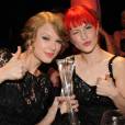  Taylor Swift e Hayley Williams se conhecem h&aacute; um boooom tempo 