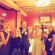 Taylor Swift posa com algumas de suas amigas. Entre elas, Gigi Hadid e Martha Hunt