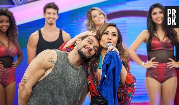 Sabrina Sato empresta o ombro pro cantor Lucas Lucco no "Pragrama da Sabrina"!