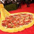  Vai uma pizza do vestido da Rihanna no MET Gala 2015 a&iacute;? 