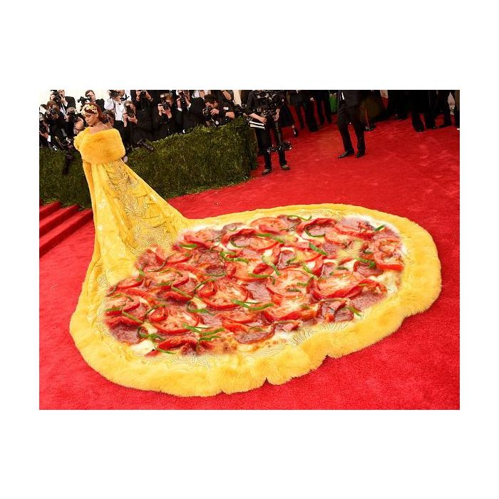  Vai uma pizza do vestido da Rihanna no MET Gala 2015 a&amp;iacute;? 