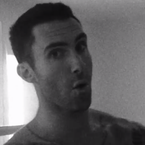 Adam Levine, do Maroon 5, mostra a bunda no clipe de "This Summer's Gonna Hurt Like A Motherfucker"