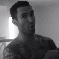 Adam Levine, do Maroon 5, mostra a bunda no clipe de "This Summer's Gonna Hurt Like A Motherfucker"