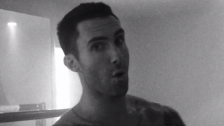 Adam Levine, do Maroon 5, mostra a bunda no clipe de "This Summer's Gonna Hurt Like A Motherfucker"